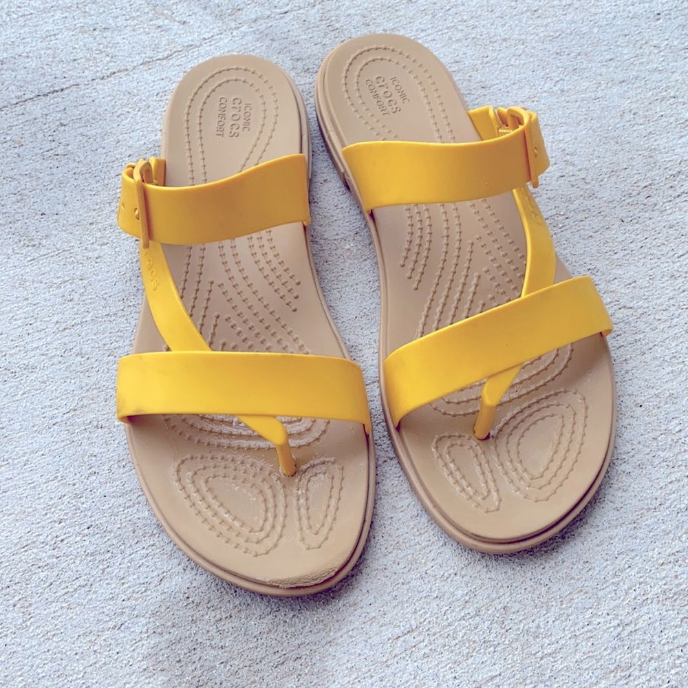 Croc sandals/flip flops in sunshine yellow